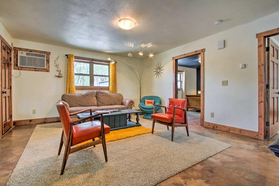 Chic Retro Retreat in Choteau: Walk to Dtwn! Apartment in Idaho