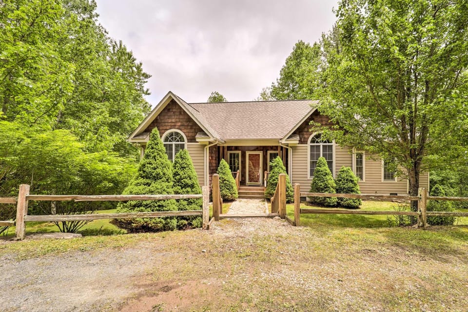 Pond On-Site! Dog-Friendly Blue Ridge Mtn Retreat House in Watauga