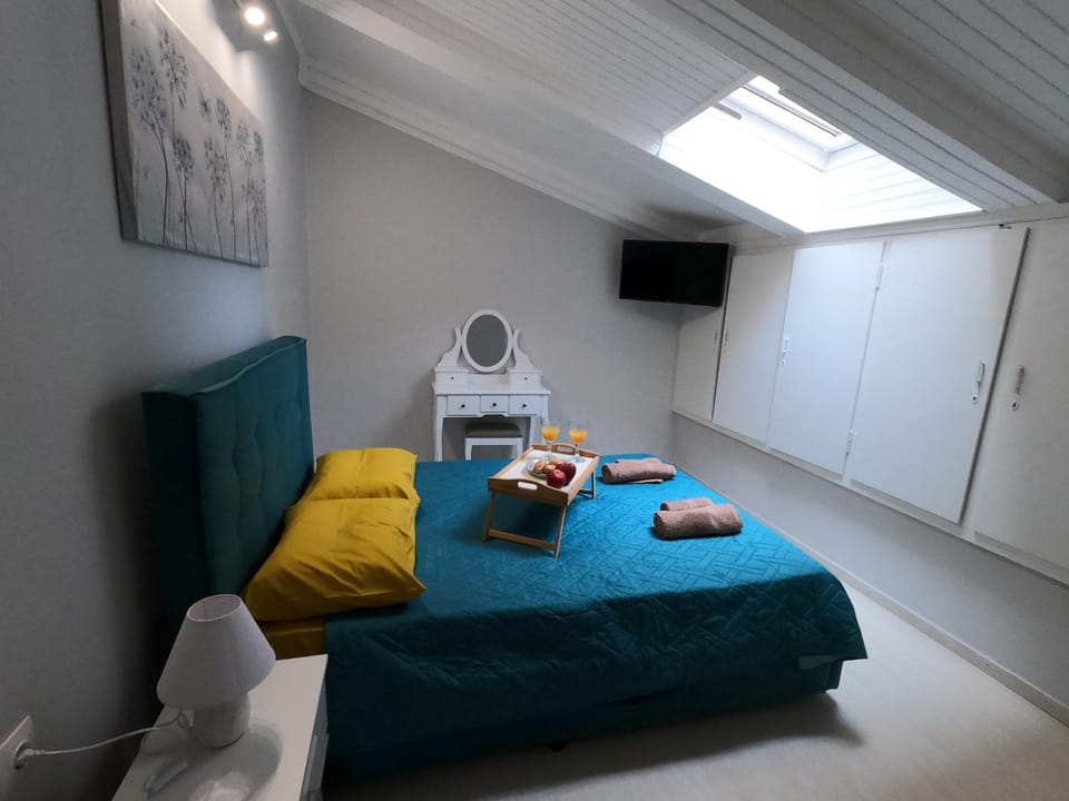 Photo of the whole room, Bedroom