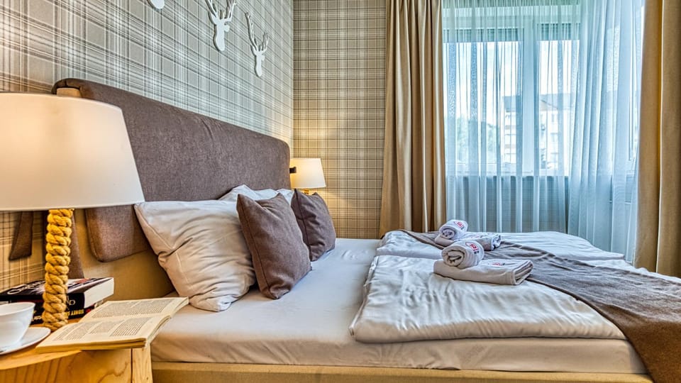 Bed, Bedroom, towels