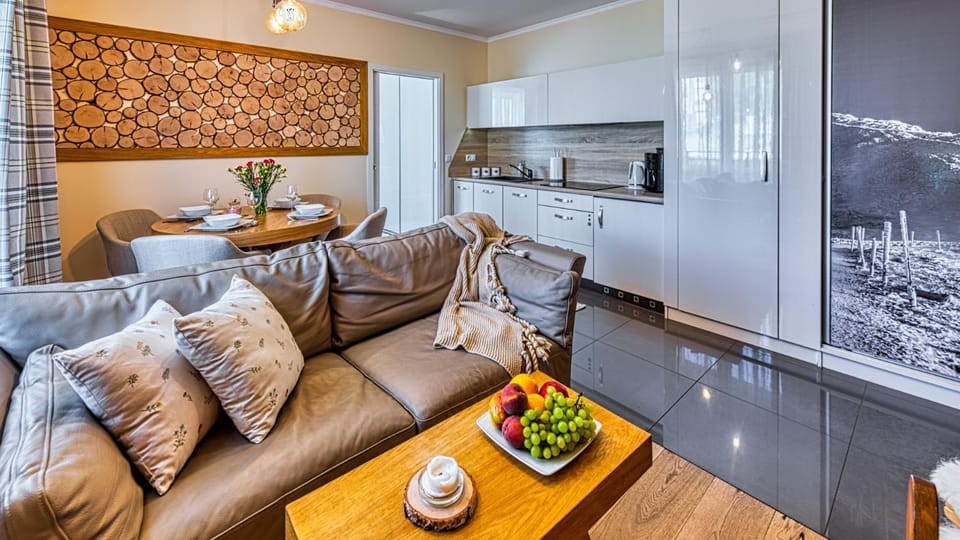 Living room, Food and drinks, Seating area, Dining area