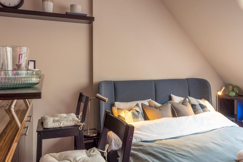 Bed, Dining area