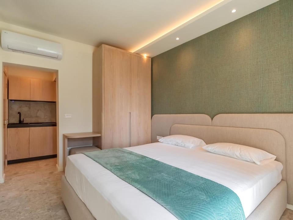 Bed, Photo of the whole room, wardrobe, air conditioner