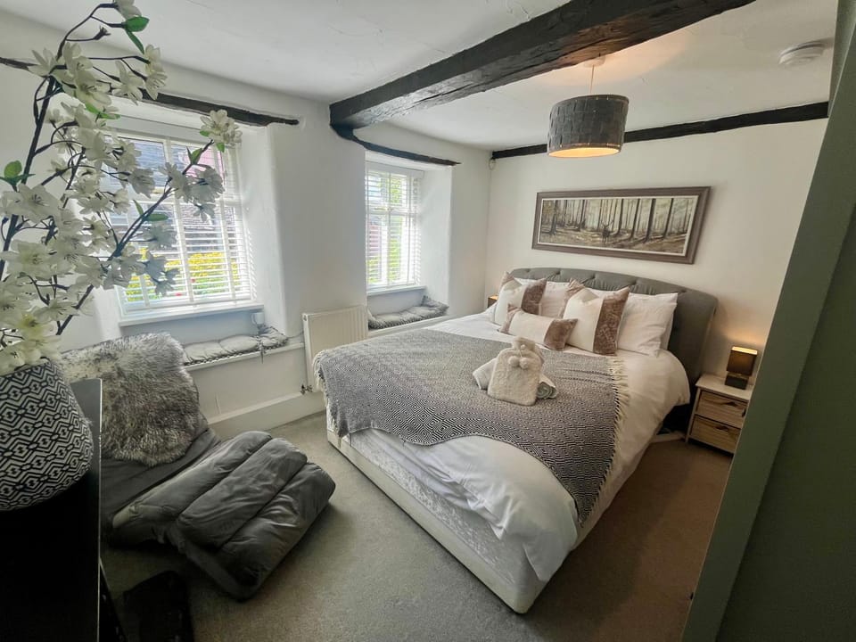 The Old Post Office, Cosy Grade II listed 2 bed apartment Windermere Apartment in England