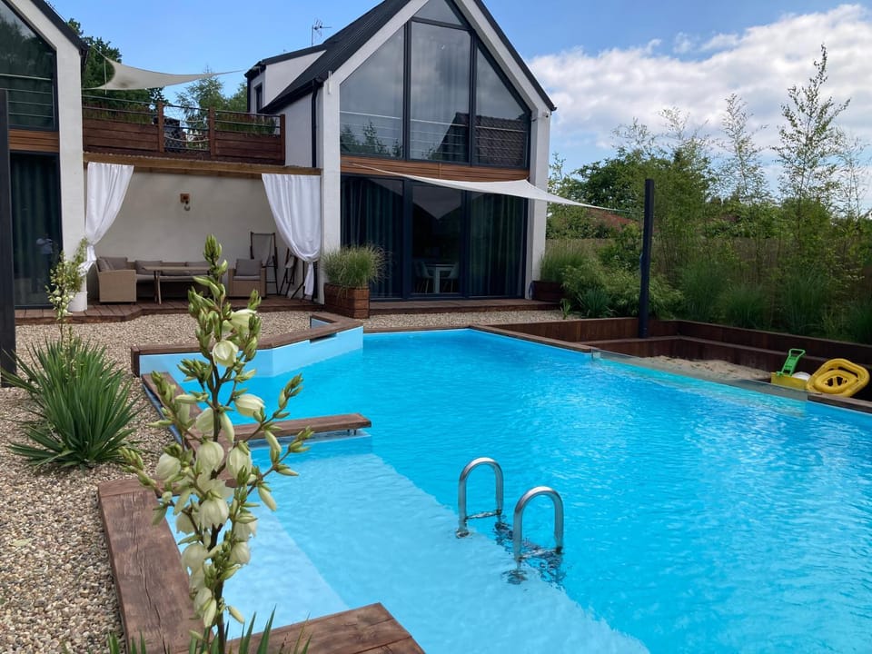 Property building, Day, Pool view, Swimming pool
