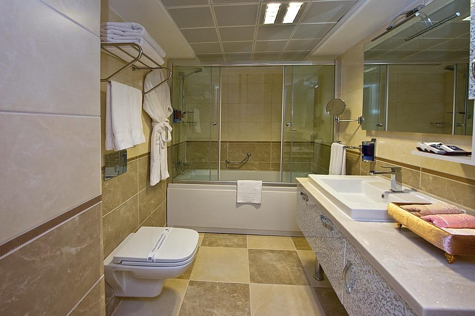 Toilet, Bathroom, Bath, towels