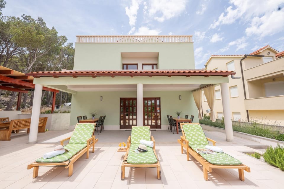 Property building, Patio, Facade/entrance