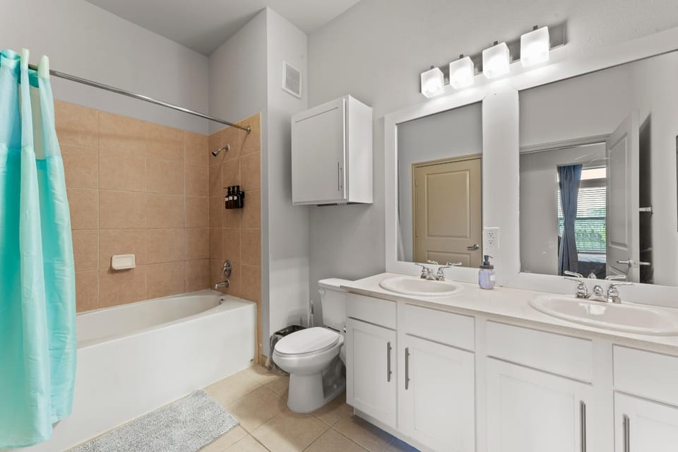 Spacious 2BR King Bed Suites Close to Downtown and Airport Apartment in Montopolis