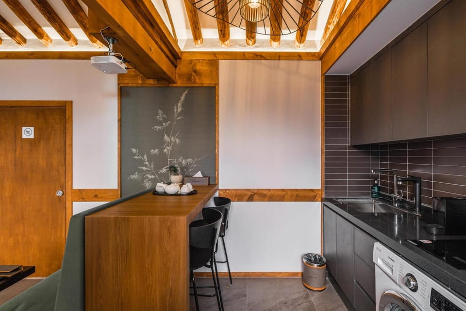 Dining area, kitchen