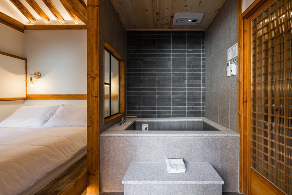 Hot Tub, Bath