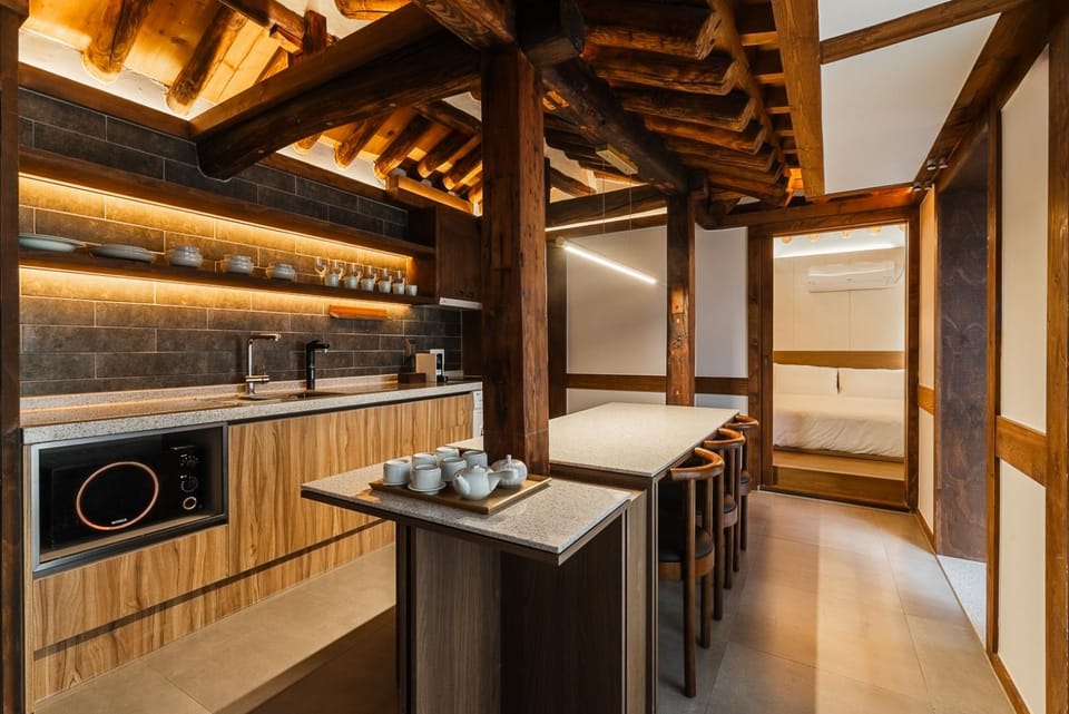 Dining area, kitchen