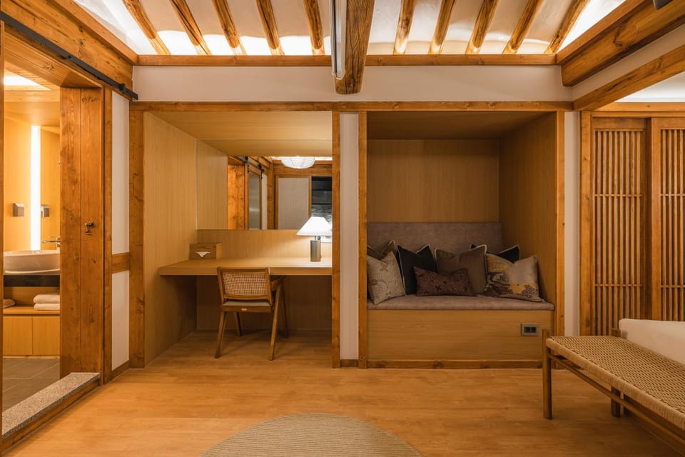 Seating area, Bedroom