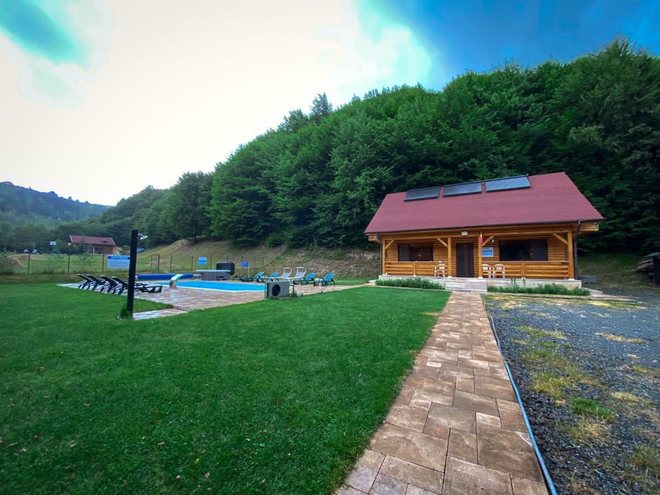 Property building, Garden, Swimming pool, Parking