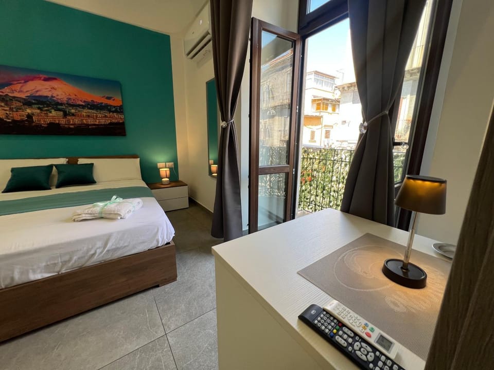 Bed, TV and multimedia, View (from property/room), Photo of the whole room, Bedroom