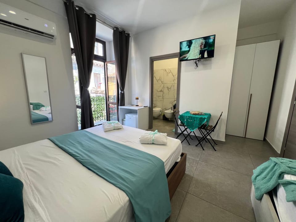 Bed, TV and multimedia, Photo of the whole room, Bedroom, towels