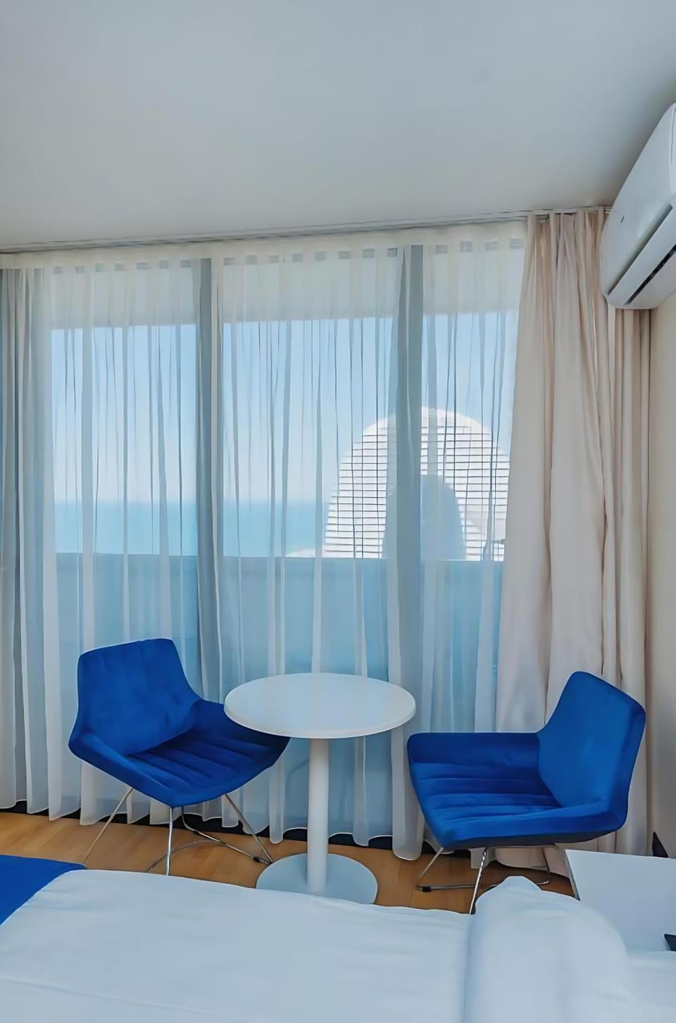 Bed, Living room, Photo of the whole room, Seating area, Bedroom, air conditioner