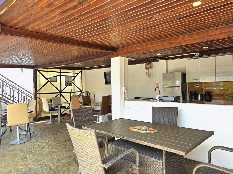 Property building, Balcony/Terrace, Communal kitchen, Meals, kitchen