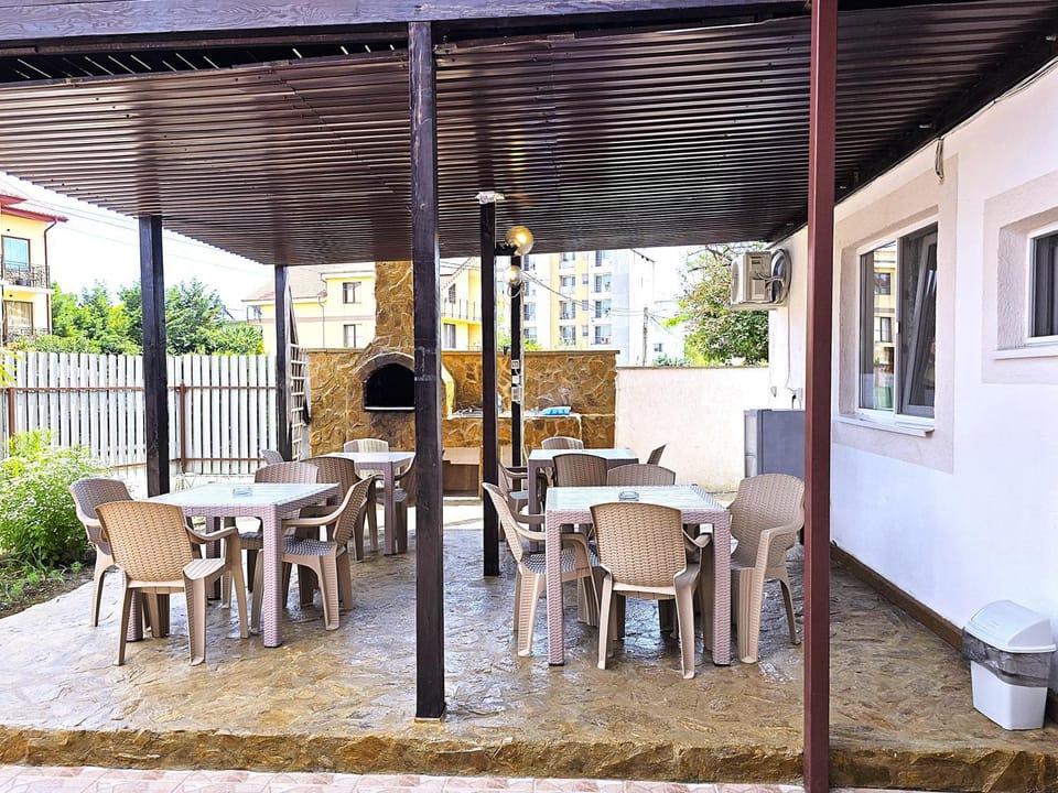Property building, Restaurant/places to eat, BBQ facilities, Balcony/Terrace