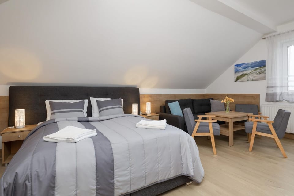 Bed, Seating area