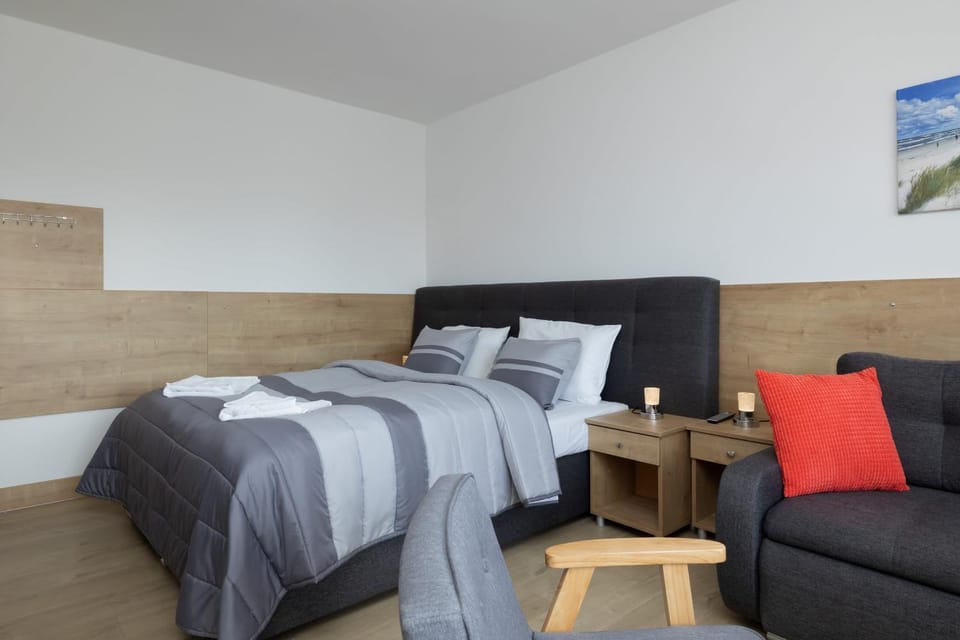 Bed, Seating area