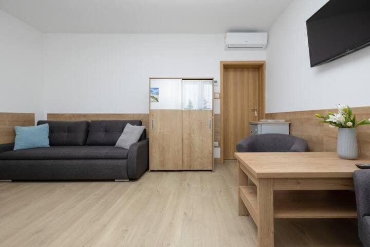 TV and multimedia, Living room, Seating area, Evening entertainment