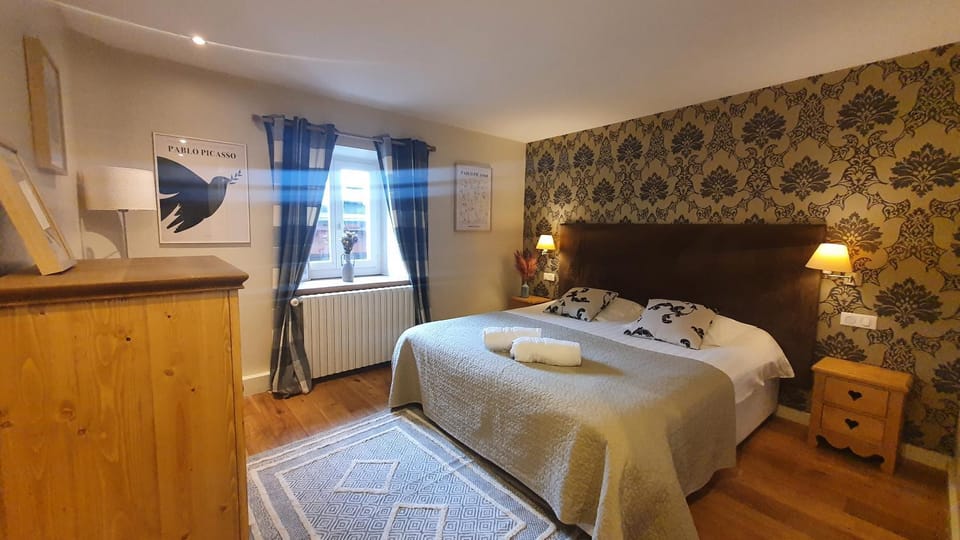 Photo of the whole room, Bedroom