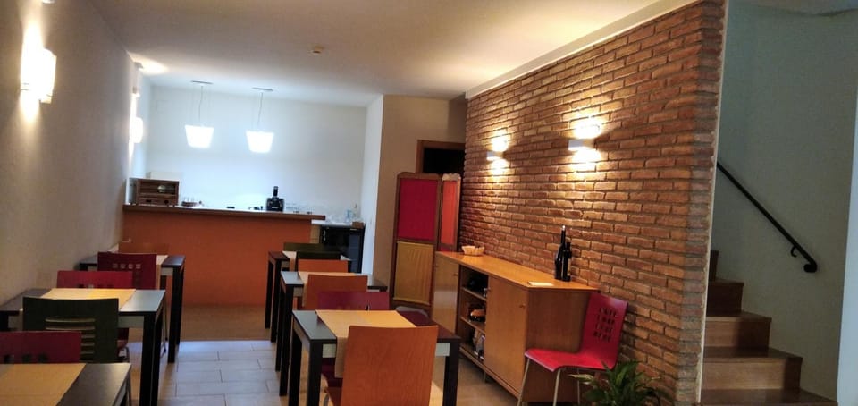 Restaurant/places to eat, Lounge or bar