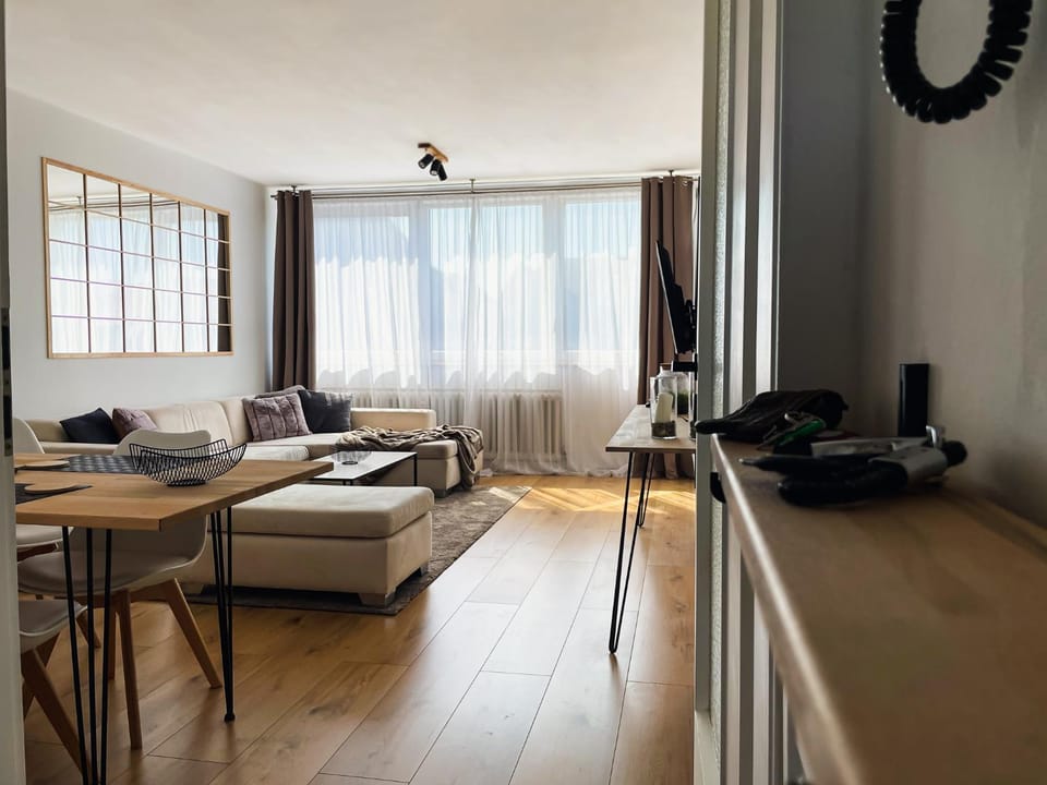 TV and multimedia, Living room, Seating area, Dining area