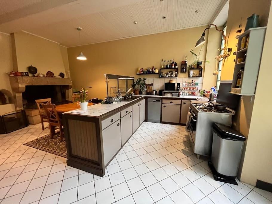 Grande chambre chez l'artiste-peintre Apartment in Nouvelle-Aquitaine
