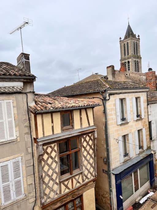 Grande chambre chez l'artiste-peintre Apartment in Nouvelle-Aquitaine