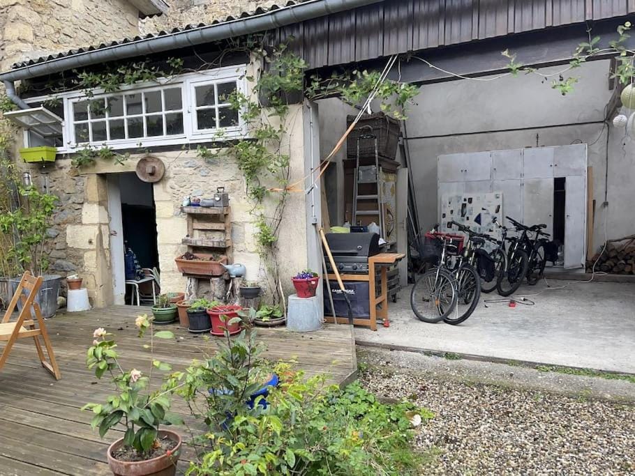 Grande chambre chez l'artiste-peintre Apartment in Nouvelle-Aquitaine