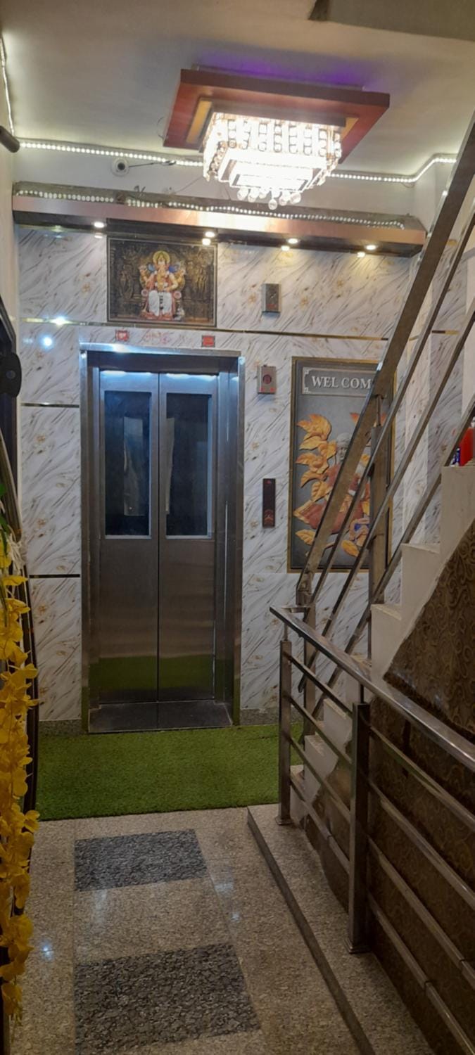 Facade/entrance, elevator