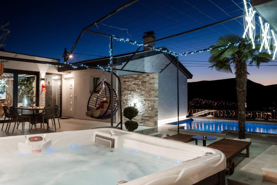 Hot Tub, Pool view
