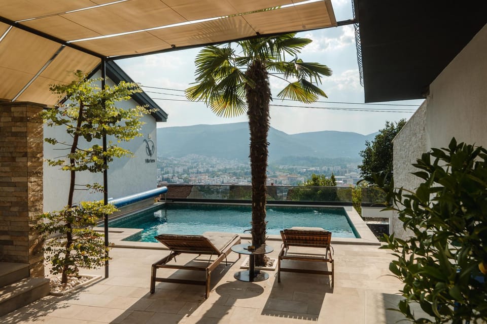 Patio, Day, Swimming pool