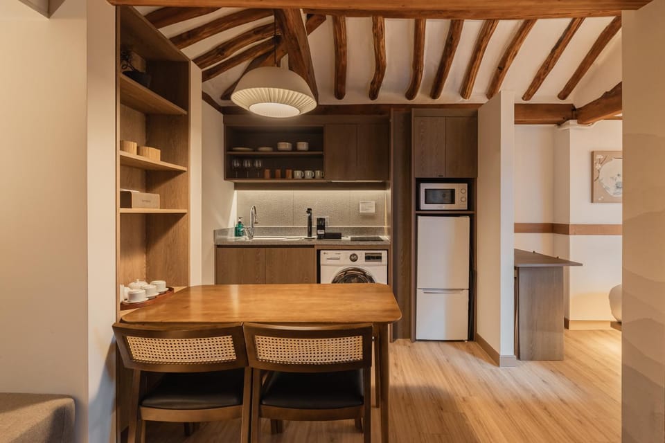 Dining area, kitchen