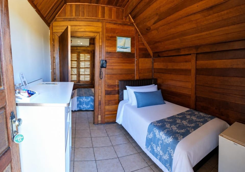 Bed, Photo of the whole room, Seating area, Bedroom, locker, minibar, air conditioner