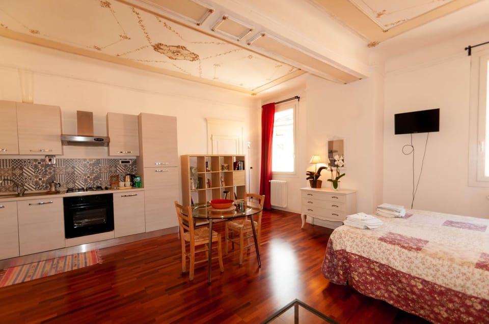 Lounge or bar, kitchen, kitchen