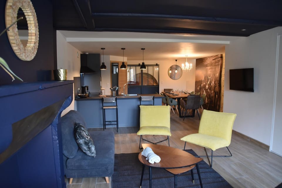 Kitchen or kitchenette, Living room, Seating area, Dining area