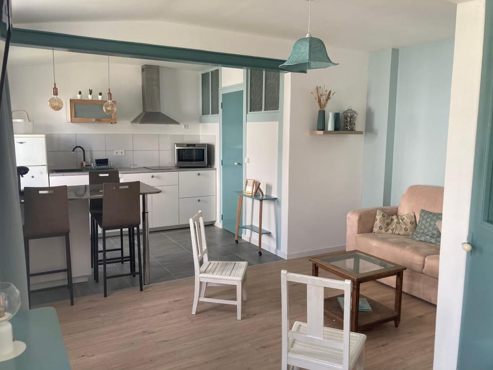Kitchen or kitchenette, Living room, Seating area, Dining area