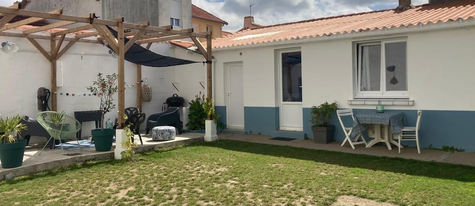 Patio, Facade/entrance, Garden