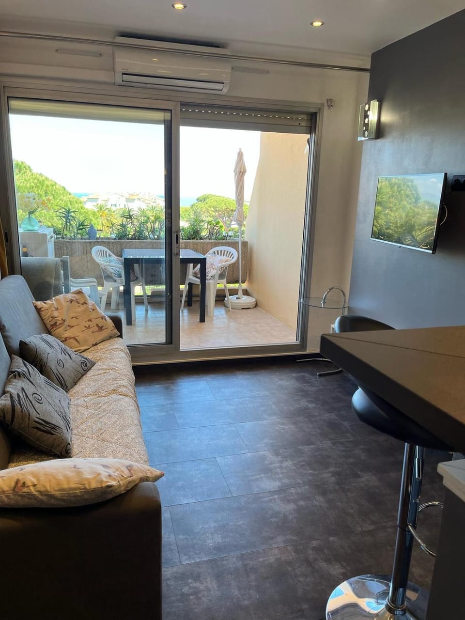 TV and multimedia, Living room, Lounge or bar, Seating area, Dining area, Evening entertainment, air conditioner