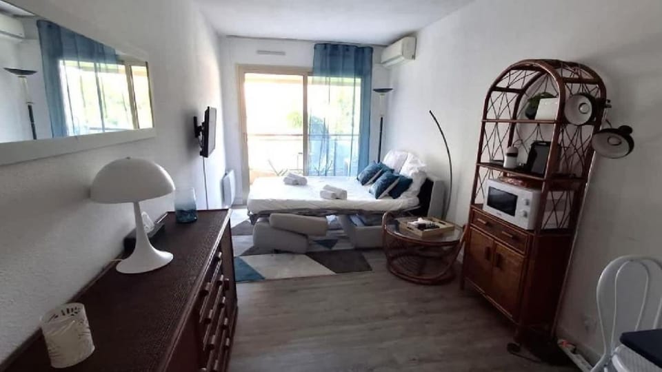 Bed, TV and multimedia, Living room, air conditioner