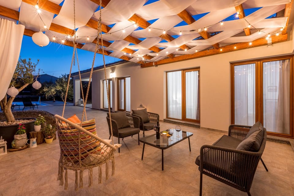 Balcony/Terrace, Food and drinks, Seating area, Pool view