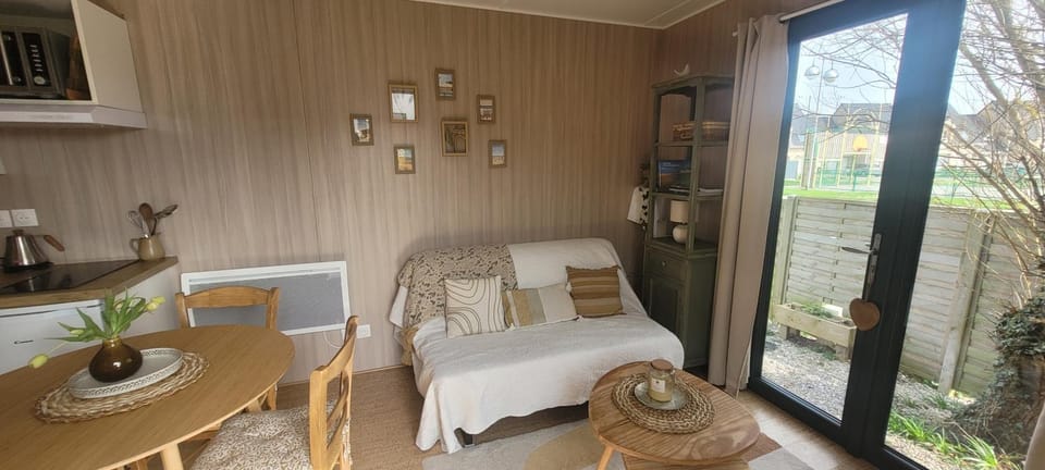 "La cabane du sentier", tiny house sur pilotis avec petit jardin, proche de la mer et du site naturel des 2 caps House in France