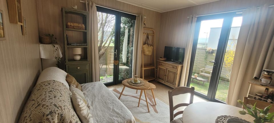 "La cabane du sentier", tiny house sur pilotis avec petit jardin, proche de la mer et du site naturel des 2 caps House in France
