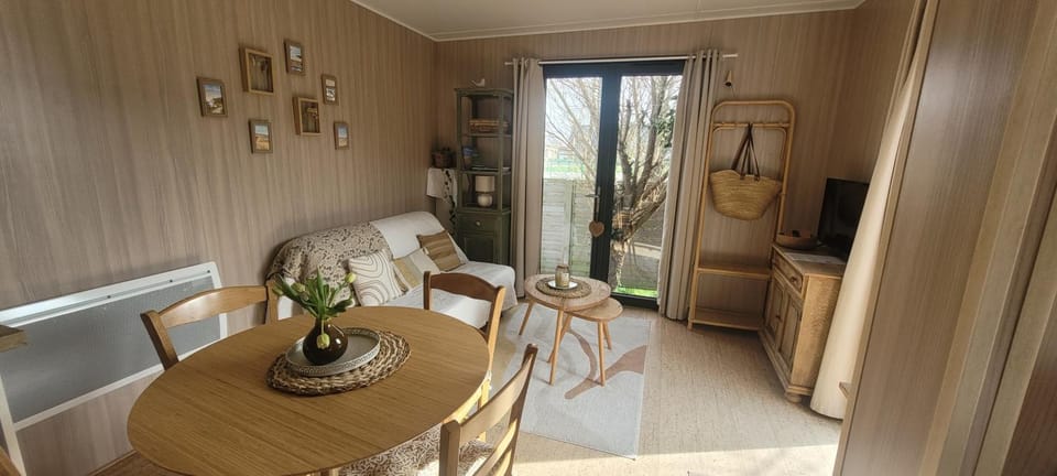 "La cabane du sentier", tiny house sur pilotis avec petit jardin, proche de la mer et du site naturel des 2 caps House in France