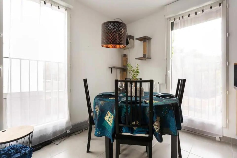 Appart avec 3 chambres au pied du TRAM avec internet ! Apartment in Nouvelle-Aquitaine