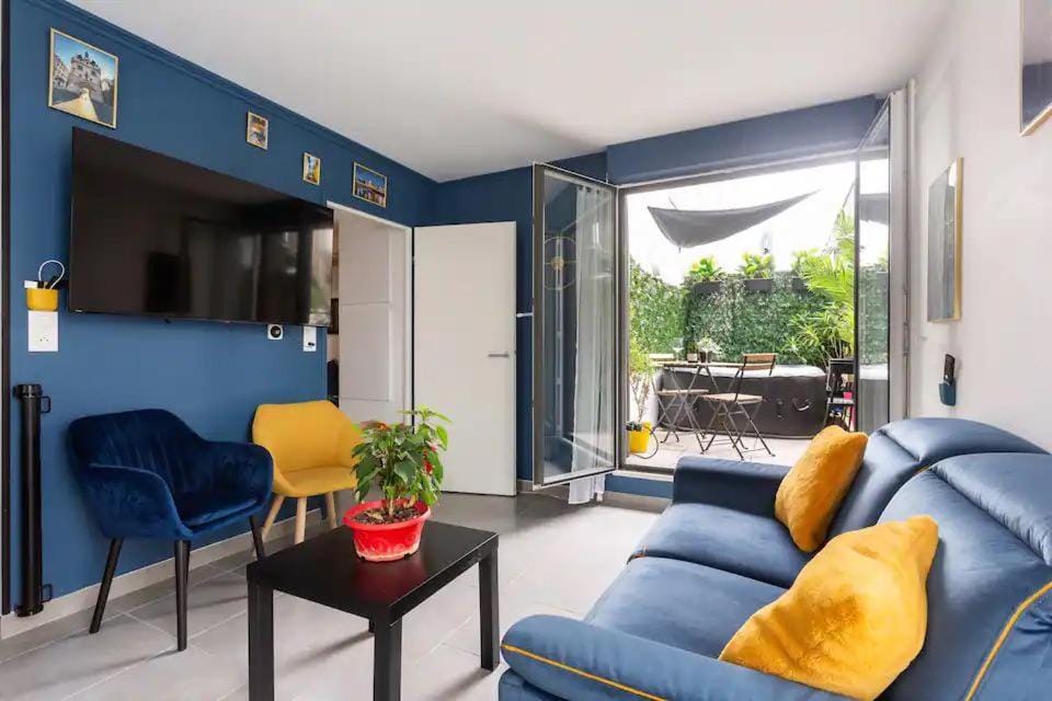 Appart avec 3 chambres au pied du TRAM avec internet ! Apartment in Nouvelle-Aquitaine