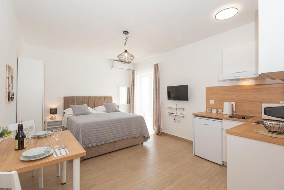 Bed, TV and multimedia, Kitchen or kitchenette, Dining area, Bedroom, minibar