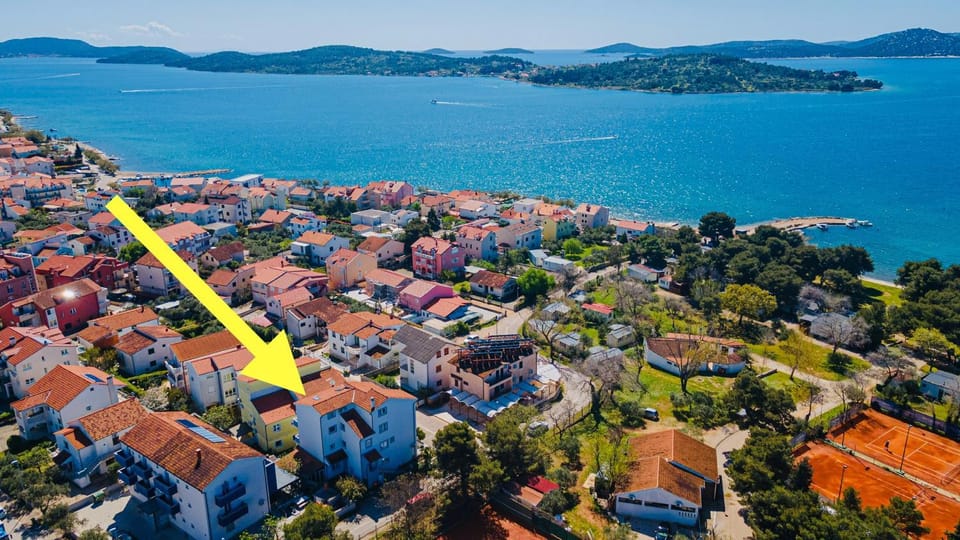 Property building, Day, Neighbourhood, Natural landscape, Bird's eye view, City view, Street view